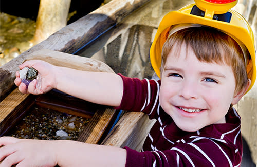 child miner at casa de fruta