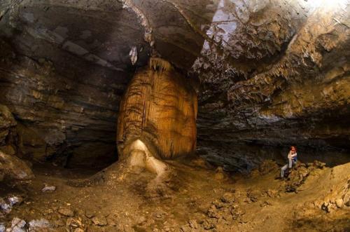 Spelunker sitting in Wyandotte Caves