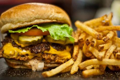 Big-Al's-cheeseburger-and-fries