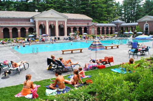 people relacxing and swimming at the victoria pool