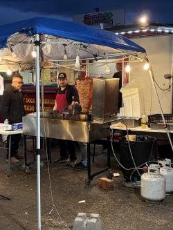 Abarrotes Santa Cruz cooking Al Pastor