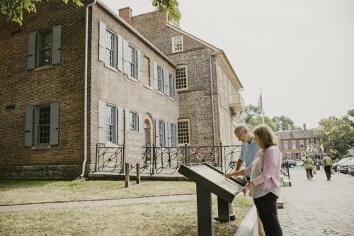 An older couple reading a plaque outside of the New Castle County Court House in Historic New Castle.