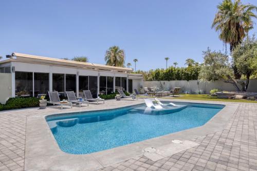 Cascade Retread Oranj Vacation Rental, pool view