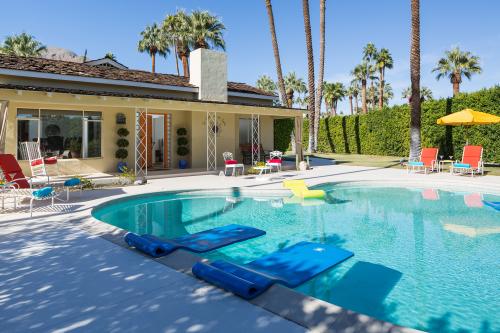 Celebrity Hideaway ModMansions vacation rental