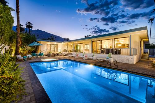 Deepwell Oranj vacation rental in Palm Springs, outdoor pool area.