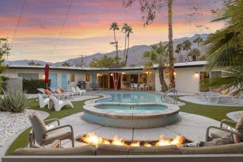 Retro House, Oranj vacation rental, pool view