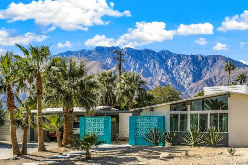 vacasa midcentury vacation rental escape