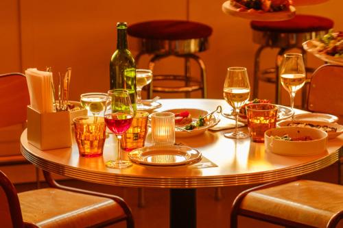 table setting in restaurant