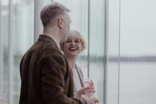 et par som står på Kunstsilo og smiler til hverandre