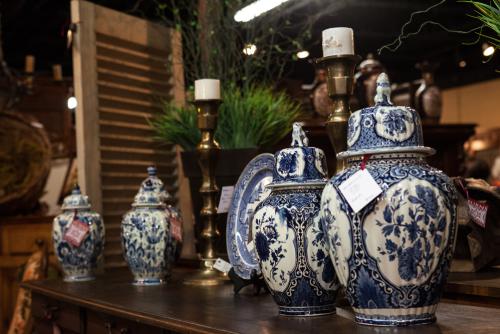 Urns At Burns Antik Haus In Beaumont, TX