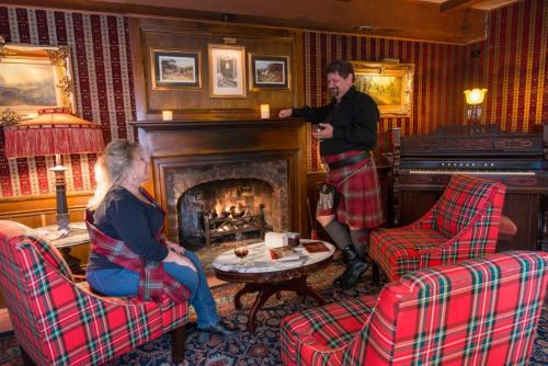 Drinks by the fireplace at the Brae Loch Inn