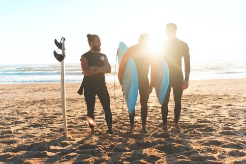 Group-of-guys-getting-ready-to-surf
