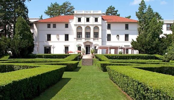 Exterior of the Geneva on the Lake Mansion Exterior of the Geneva on the Lake Mansion