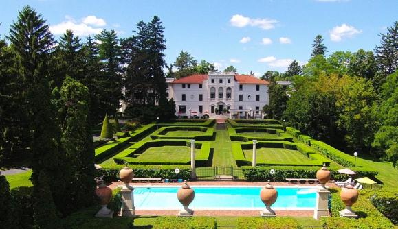 Exterior of Geneva On The Lake Exterior of Geneva On The Lake