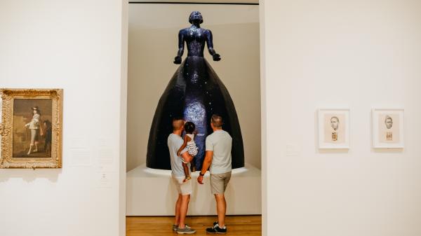 Couple and their daughter looking at artwork at the Columbus Museum of Art.
