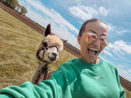 Selfie of a woman with an Alpaca
