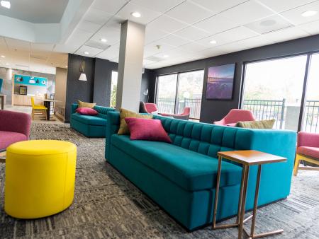 La Quinta hotel in Selma with new colorful lobby look