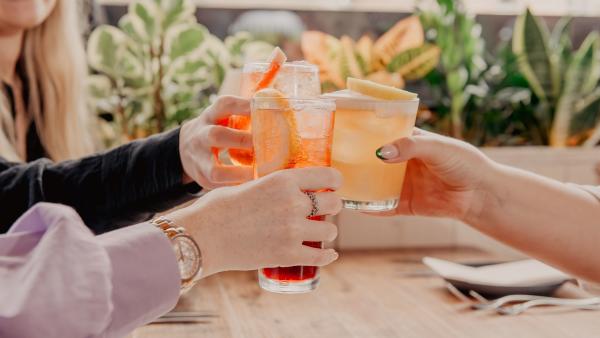 Three girls cheersing cocktails at Tetto
