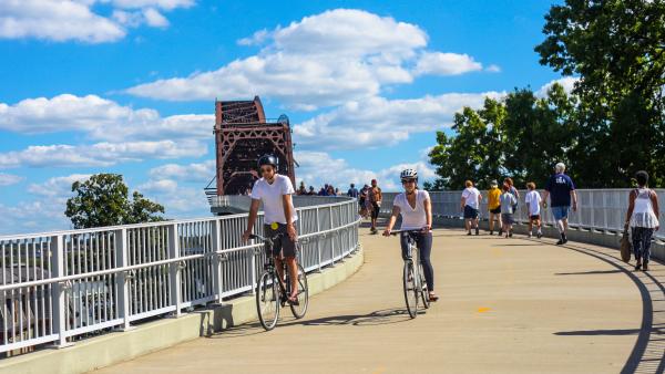 Bicyclists and walkers on the Big Four Bridge