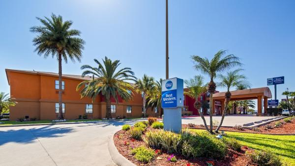 A front view of Best Western Northwest