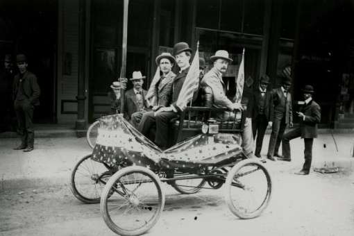 R.L. Dodson and Others in Locomobile (1910)