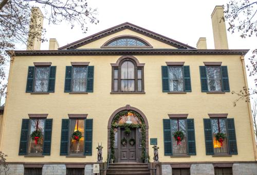 seward house decorated for the holidays