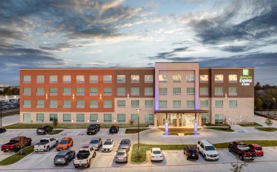 Holiday Inn Express & Suites Airport Meeting