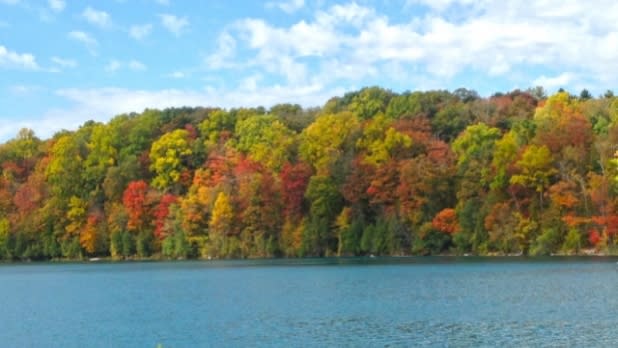 Fall foliage on the shores of Green Lakes State Park