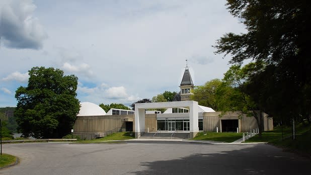 The exterior of the Hudson River Museum