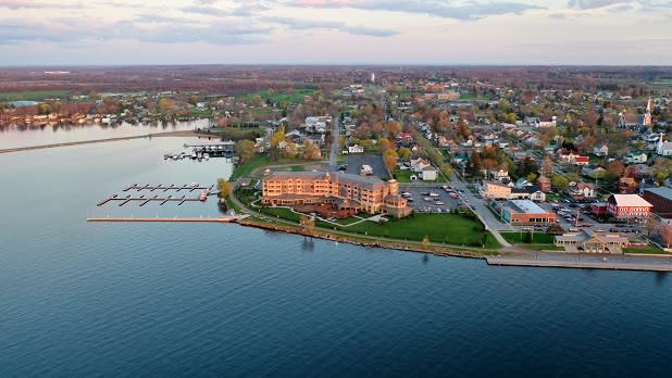 1000 Islands Harbor Hotel autumn aerial view