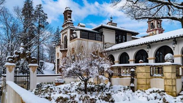 White snow covering the Vanderbilt Museum mansion exterior and garden