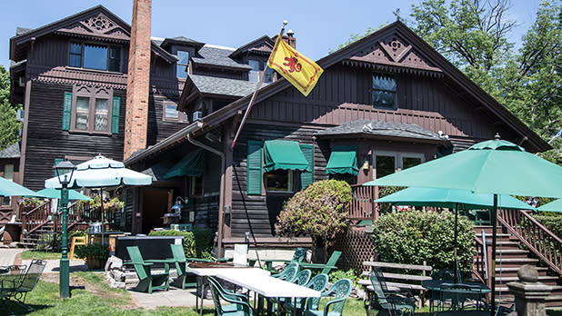 Exterior view of the Brae Loch Inn