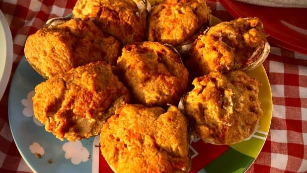 Baked clams piled on a colorful plate over a red-and-white checkered tablecloth, creating a warm, appetizing scene at Commander Cody’s Seafood Market & Restaurant on Shelter Island.