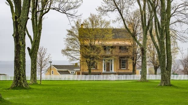 A building and trees at Sackets Harbor Battlefield
