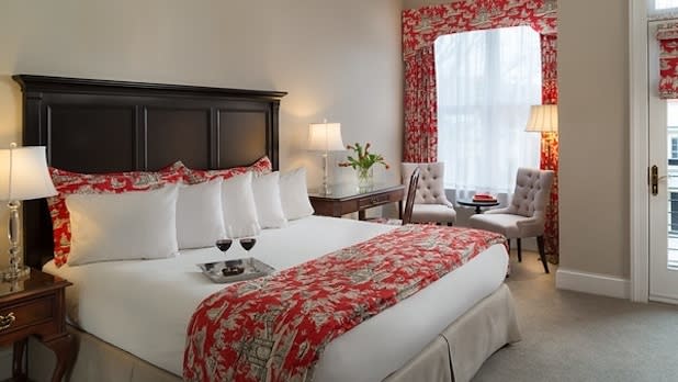 Interior of a guest room at the Saratoga Arms Hotel