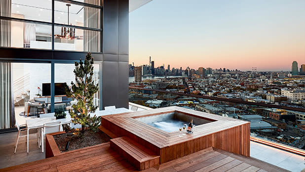 Hot tub on the rooftop of a hotel overlooking the New York City skyline.