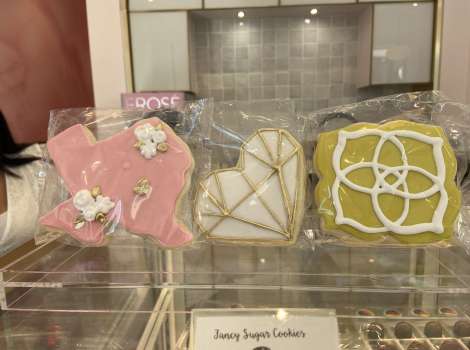Kendra scott sips and sweets top
