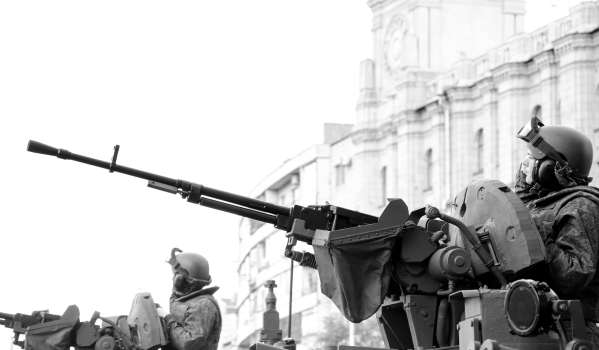 Photo of soldiers with machine guns at the ready