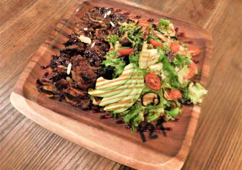steak and avocado salad