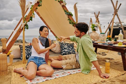 pareja realizando un picnic en playa de los cabos