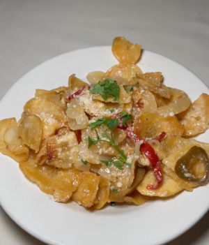 homemade potatoes chips with peppers and sauce