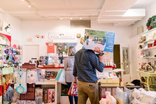 Lou Lou's Corner, Shopping