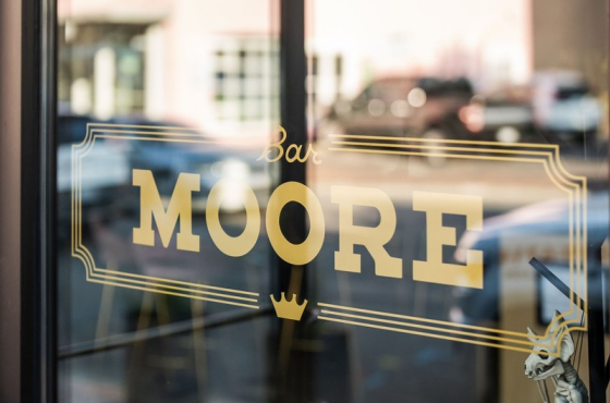 Bar Moore Wiindow