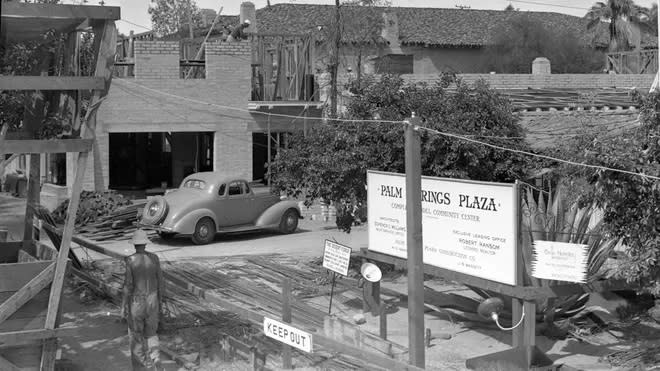 La Plaza being built