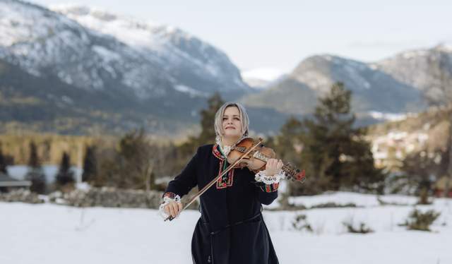 Annbjørg Lien playing Hardanger fiddle at Rysstad in Setesdal