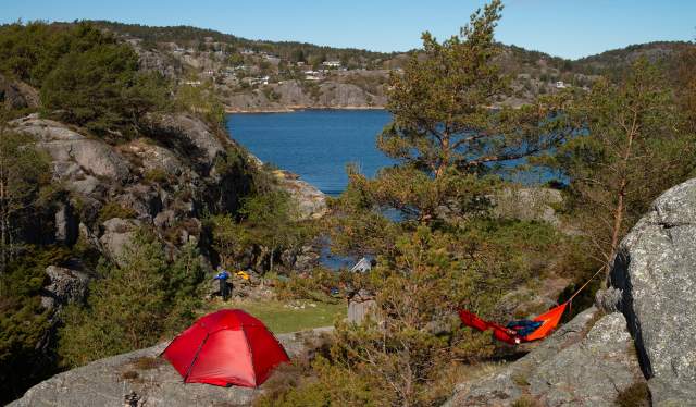 På toppen av store Langøya er det plass til både telt og hengekøye - med utsikt sørover.
