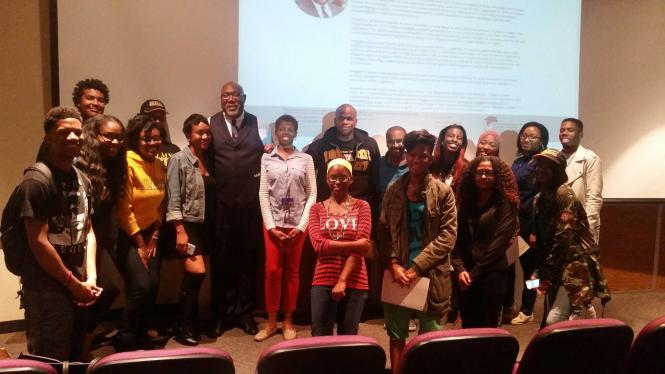 Annapolis & Anne Arundel County Scholarship Trust co-founder & CEO Reginald Broddie talks with students from the Bowie State Alumni Association.