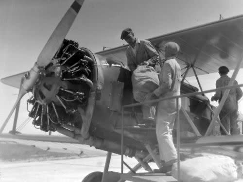 Men in 1926 loading a Boeing airmail plane in Cheyenne, Wyoming