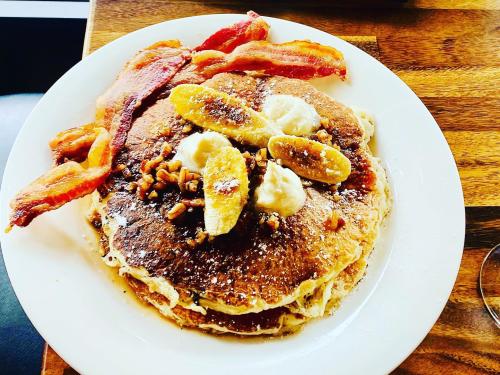 pancakes with banan, walnuts, and bacon