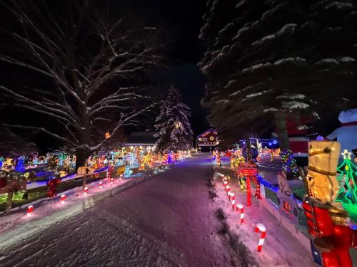 Murray Ct Suttons Bay Christmas Decor